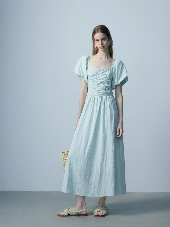 Robe mi-longue romantique à col carré avec corsage froncé et manches bouffantes