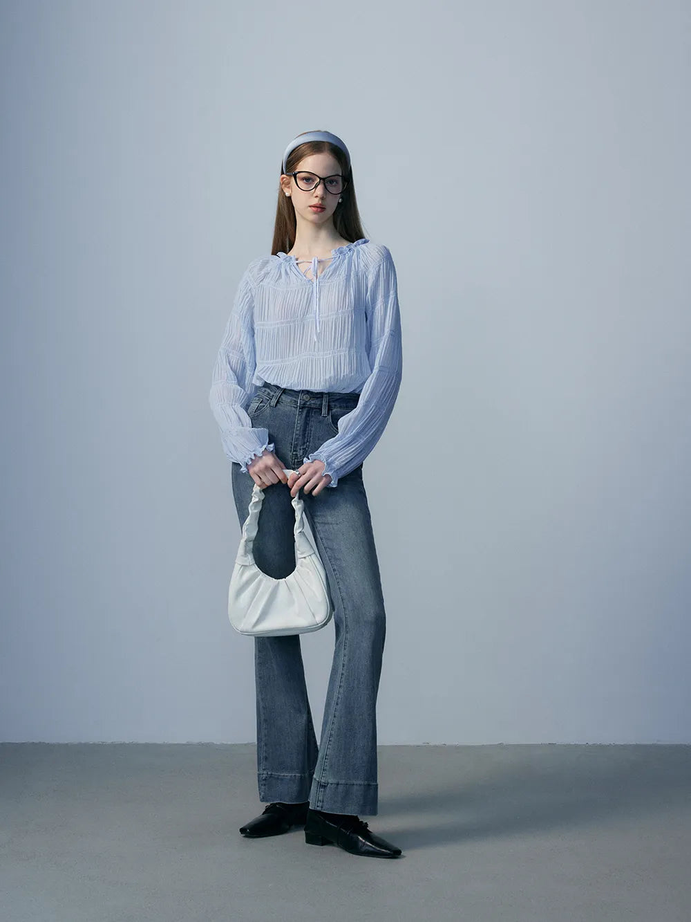 Blouse froncée à encolure volantée, manches longues et détails texturés