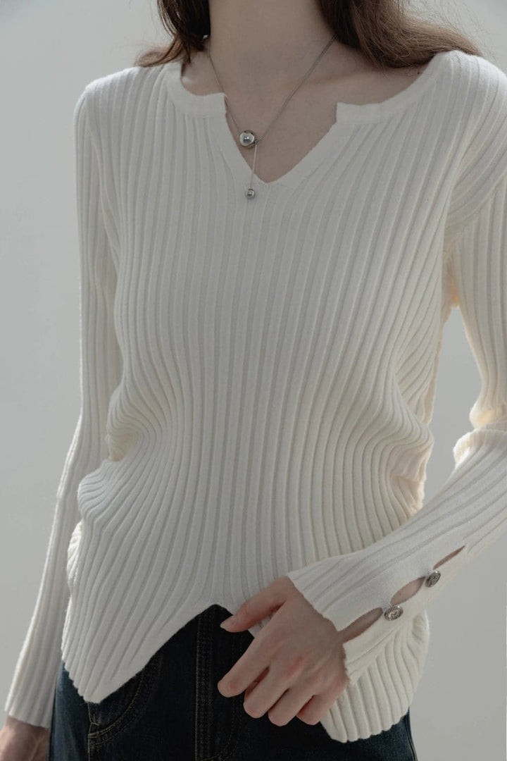 Schicker, gerippter Pullover mit V-Ausschnitt und Knopfmanschettendetails