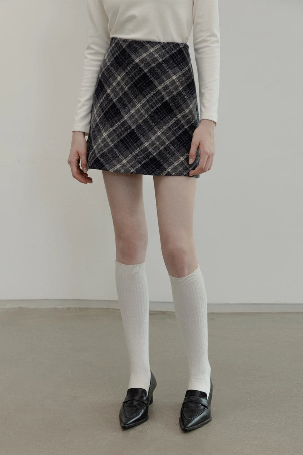 Classic Plaid Mini Skirt Versatile for Office and Casual Style