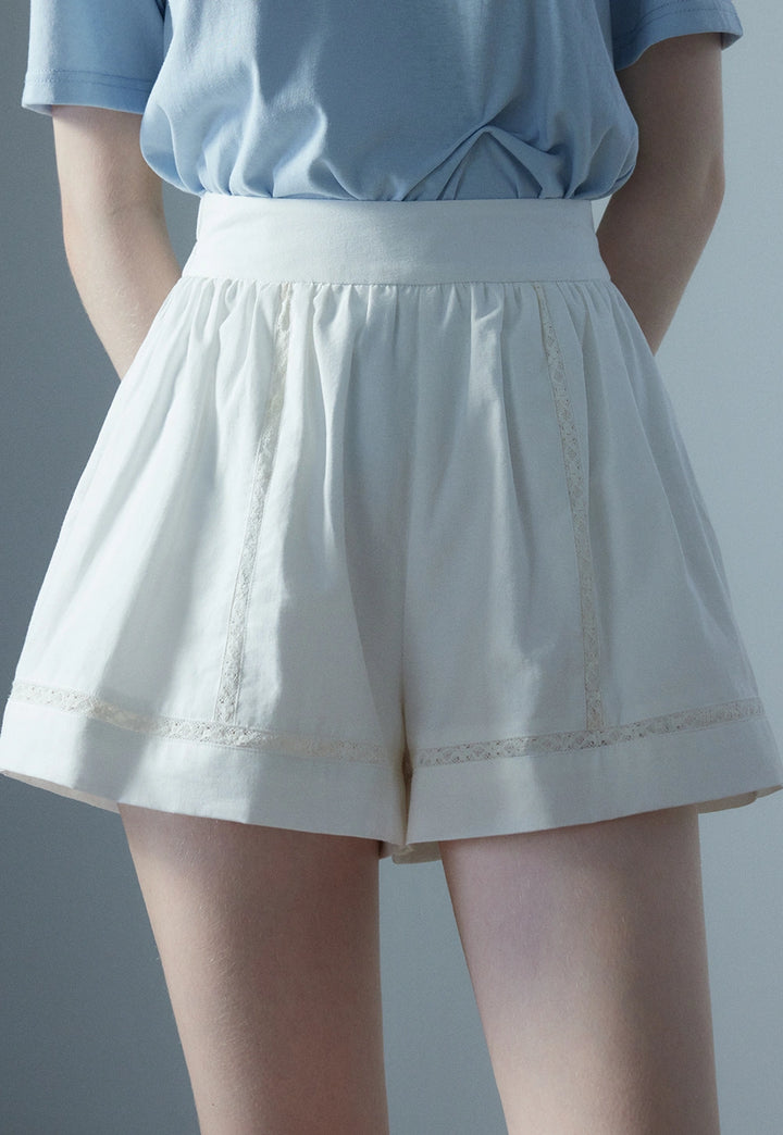 Damen-Shorts mit plissiertem Spitzendetail