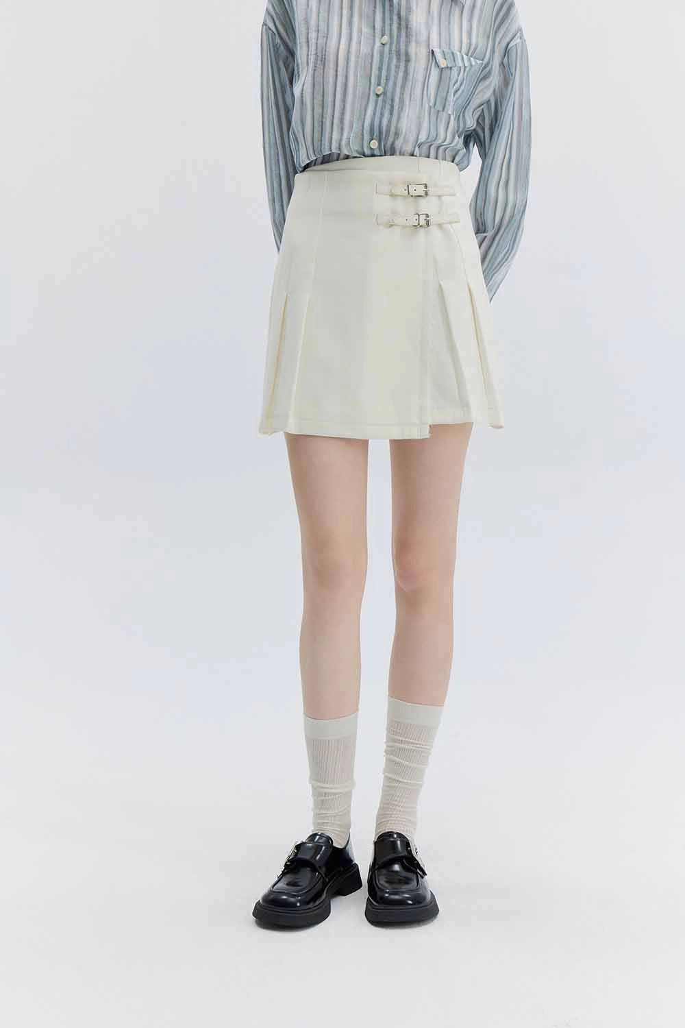 Mini-jupe trapèze pour femme avec accents de boucles et ceinture structurée