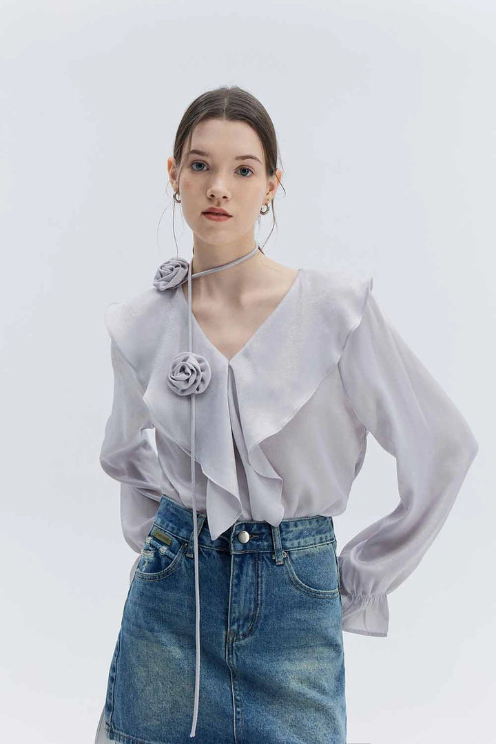 Blouse Ruffled Romantik dengan Aksen Pin Bunga