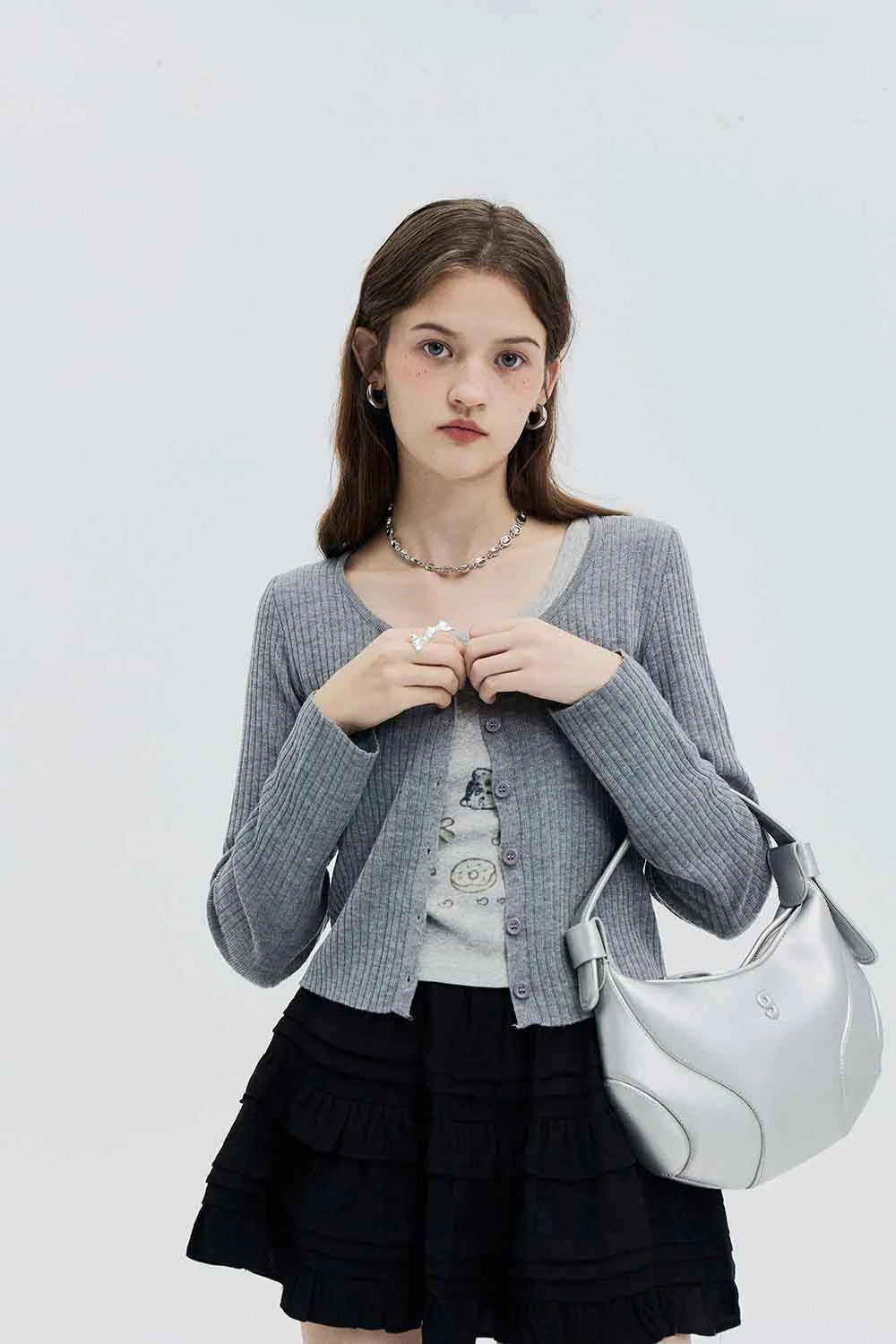 Cardigan Cropped Minimalis dengan Penutupan Butang Hadapan