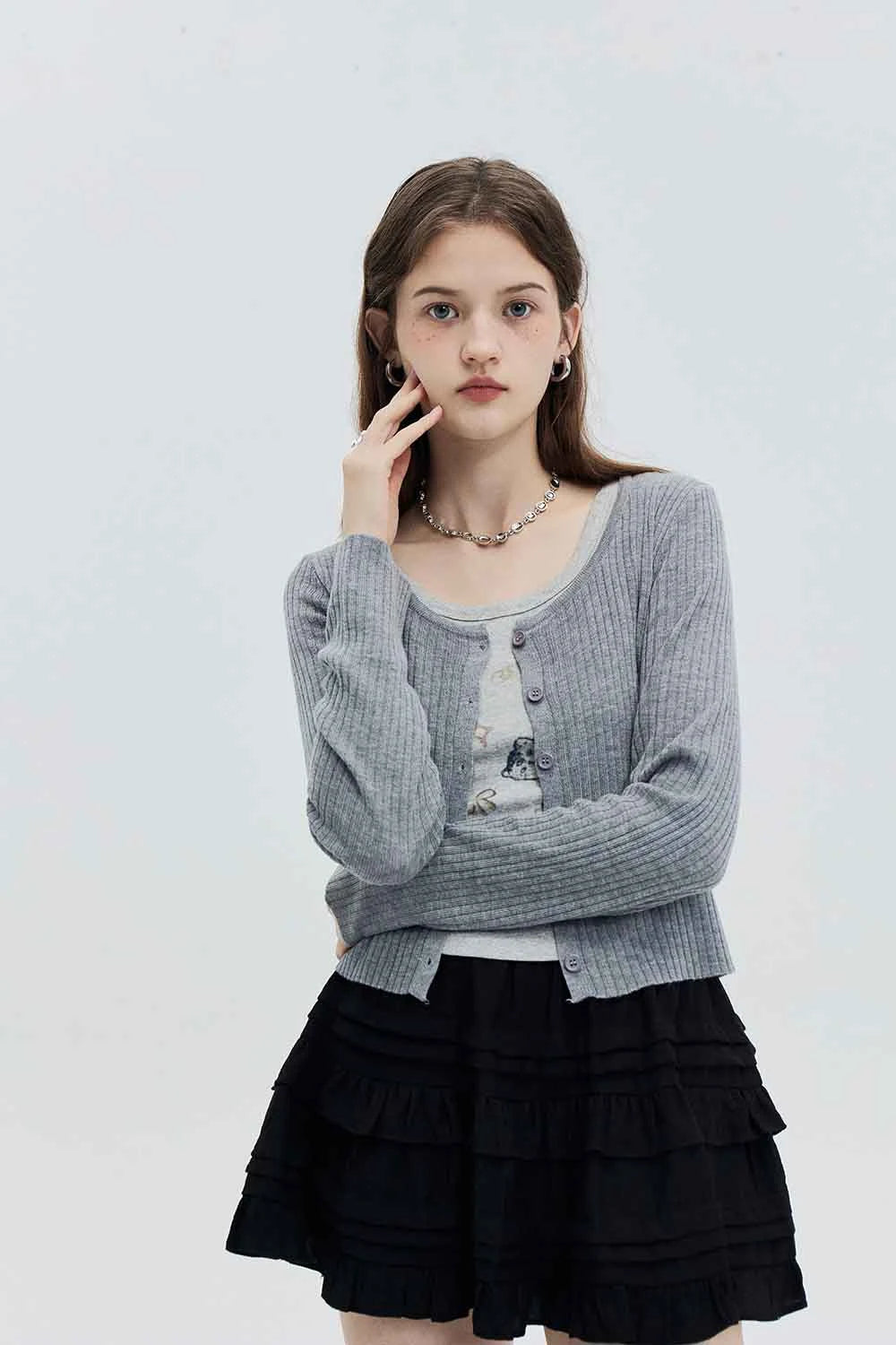 Cardigan Cropped Minimalis dengan Penutupan Butang Hadapan