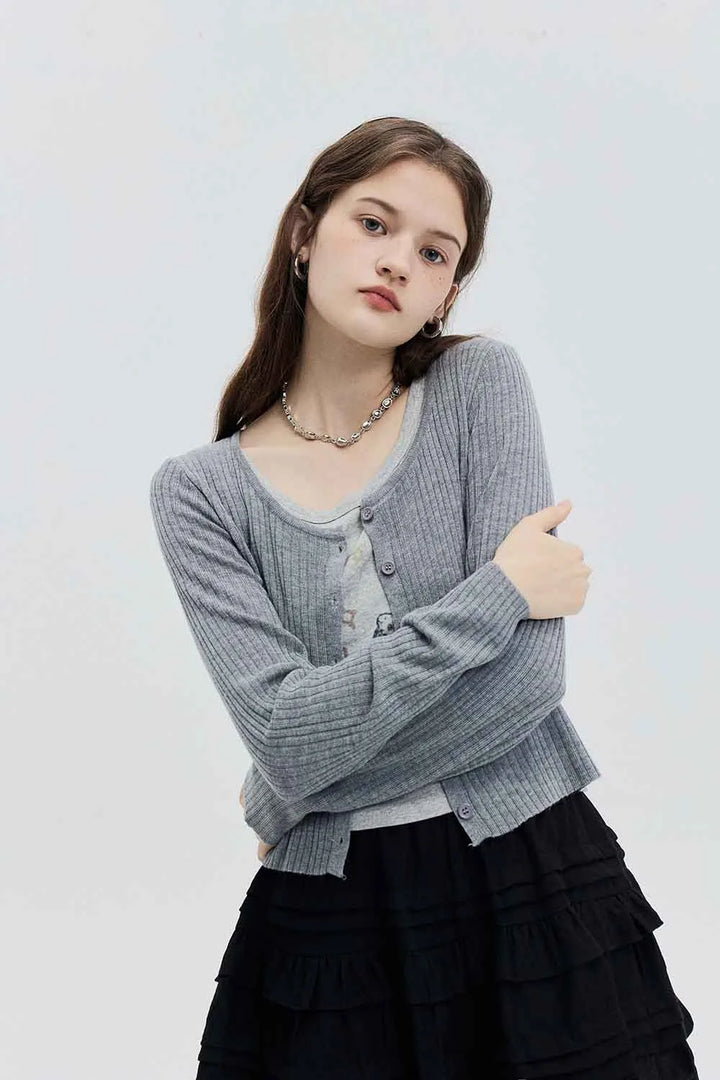 Cardigan Cropped Minimalis dengan Penutupan Butang Hadapan