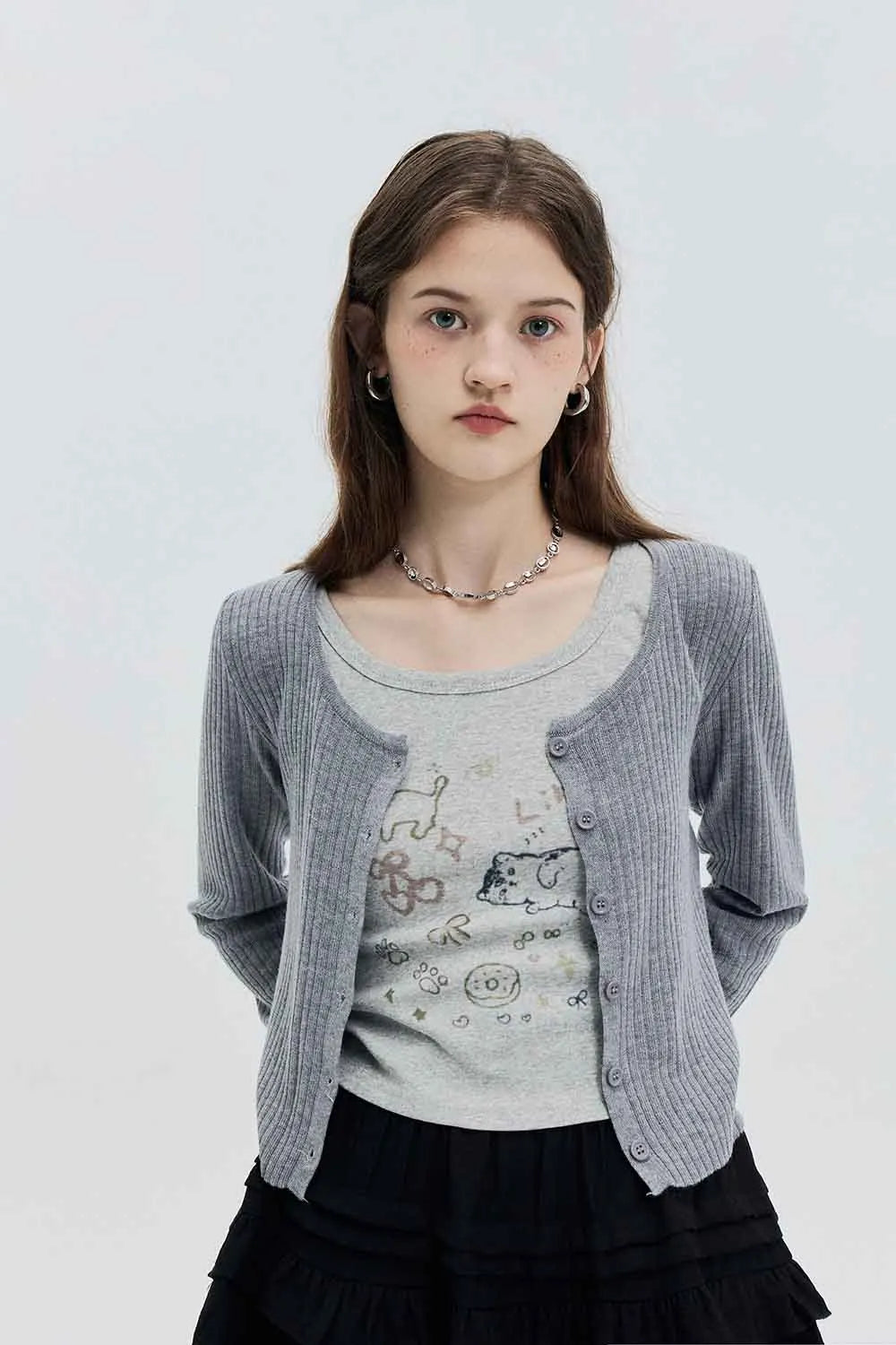 Cardigan corto minimalista con chiusura frontale con bottoni