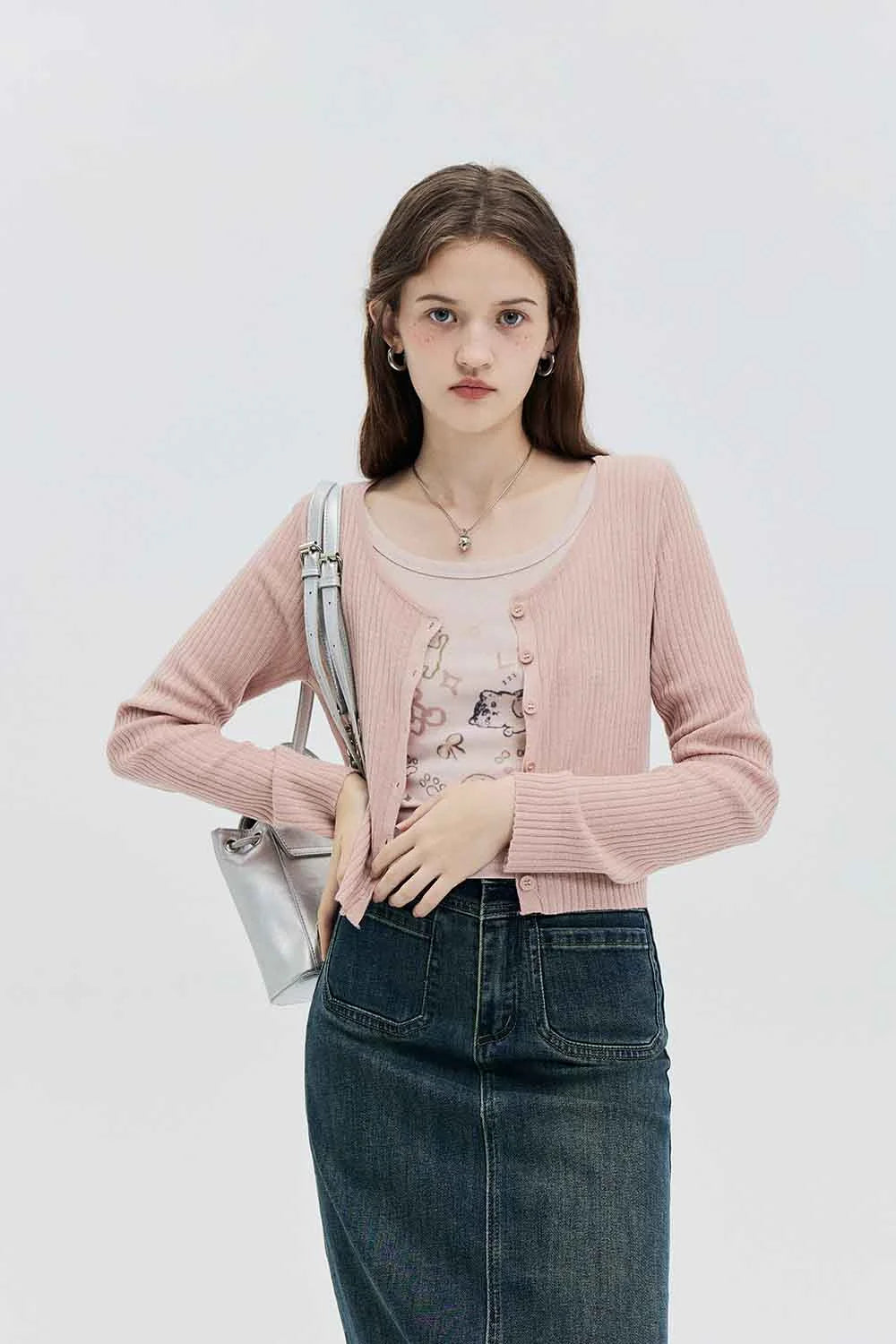 Cardigan Cropped Minimalis dengan Penutupan Butang Hadapan