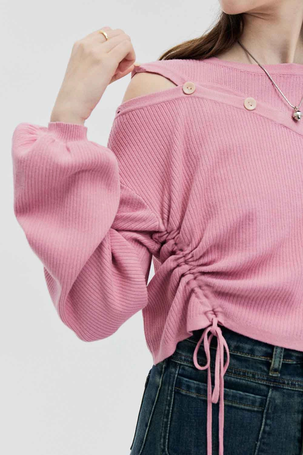 비대칭 컷아웃과 사이드 타이 디테일이 돋보이는 여성용 시크 니트 스웨터