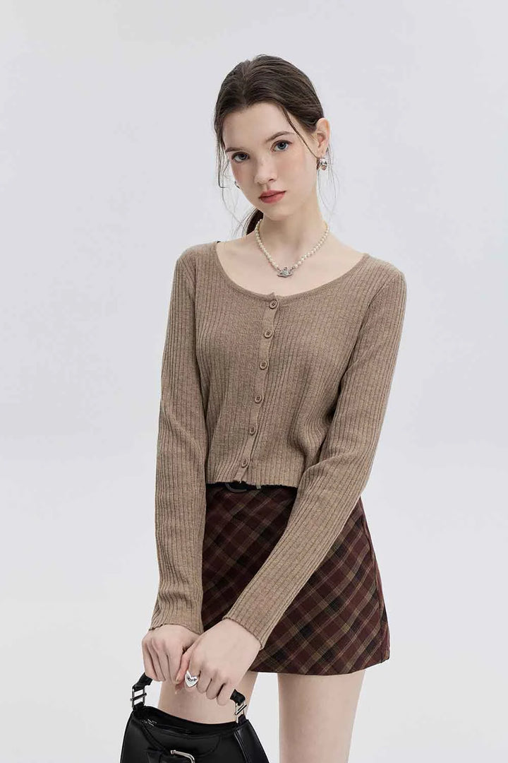 Cardigan Cropped Minimalis dengan Penutupan Butang Hadapan