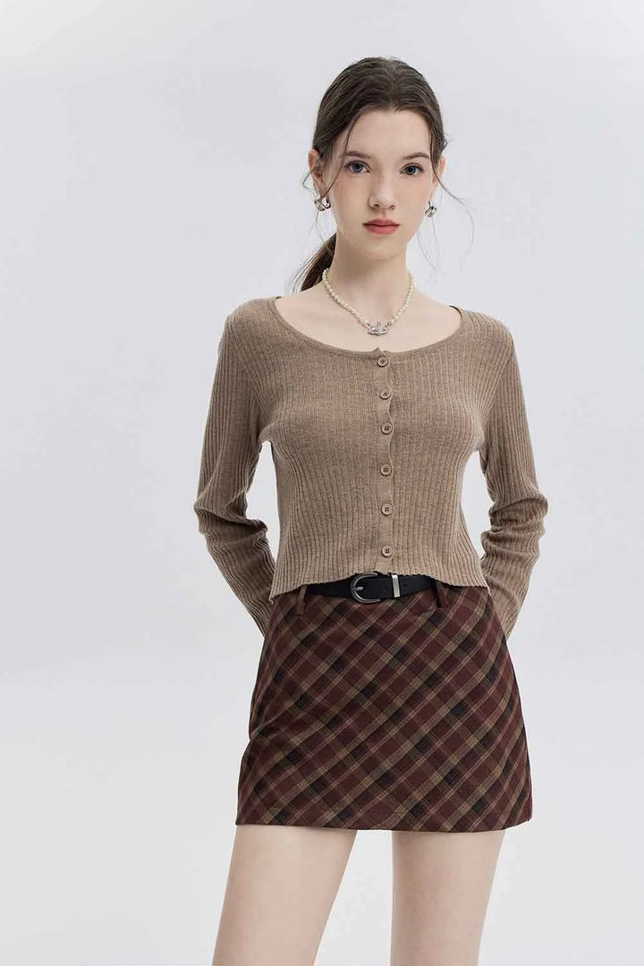 Cardigan Cropped Minimalis dengan Penutupan Butang Hadapan