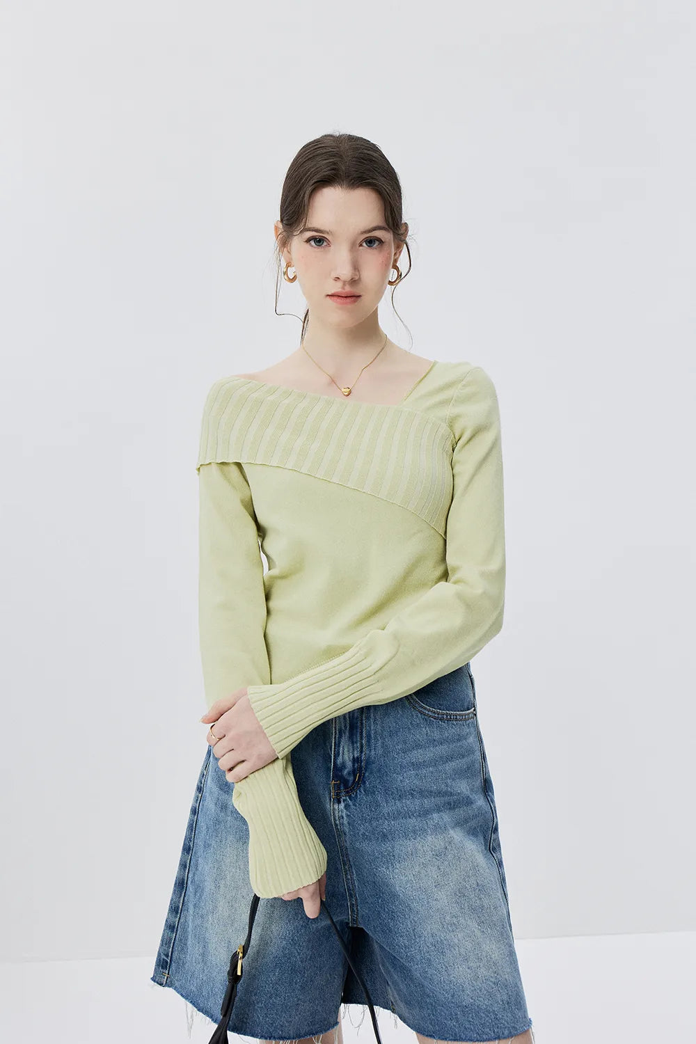 Moderner asymmetrischer Pullover mit Kreuzkragen