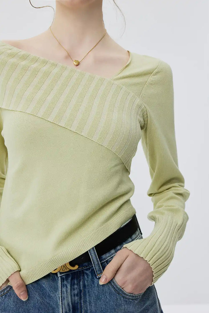 Moderner asymmetrischer Pullover mit Kreuzkragen