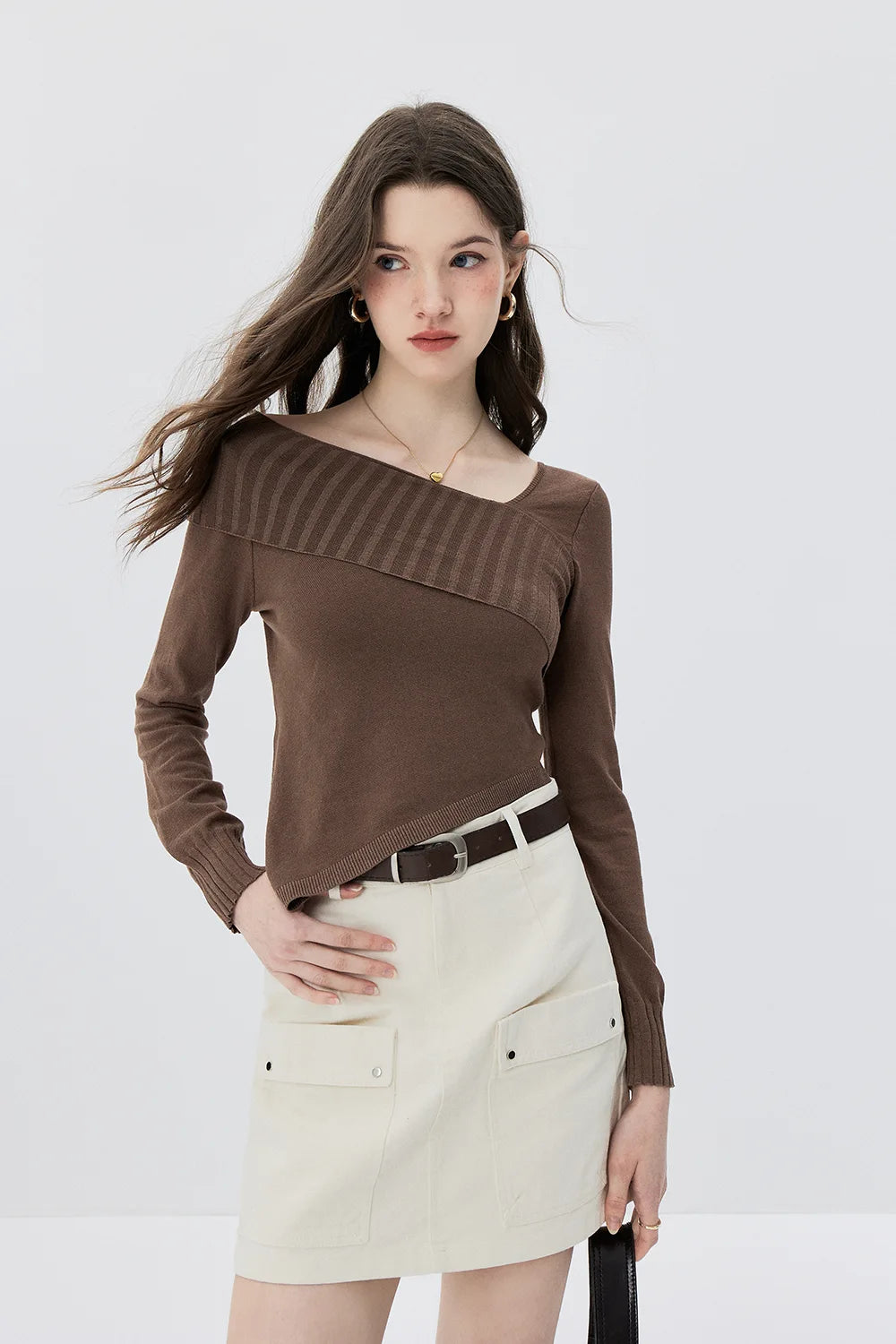 Moderner asymmetrischer Pullover mit Kreuzkragen