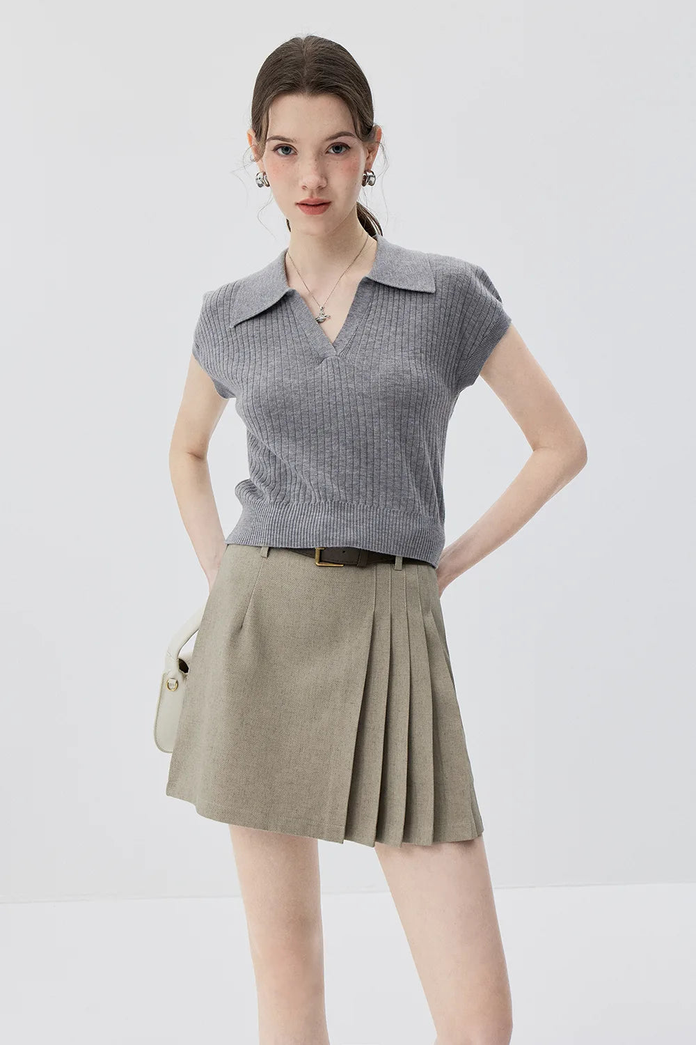 Chemise d'été légère en tricot à col en V, confort décontracté.