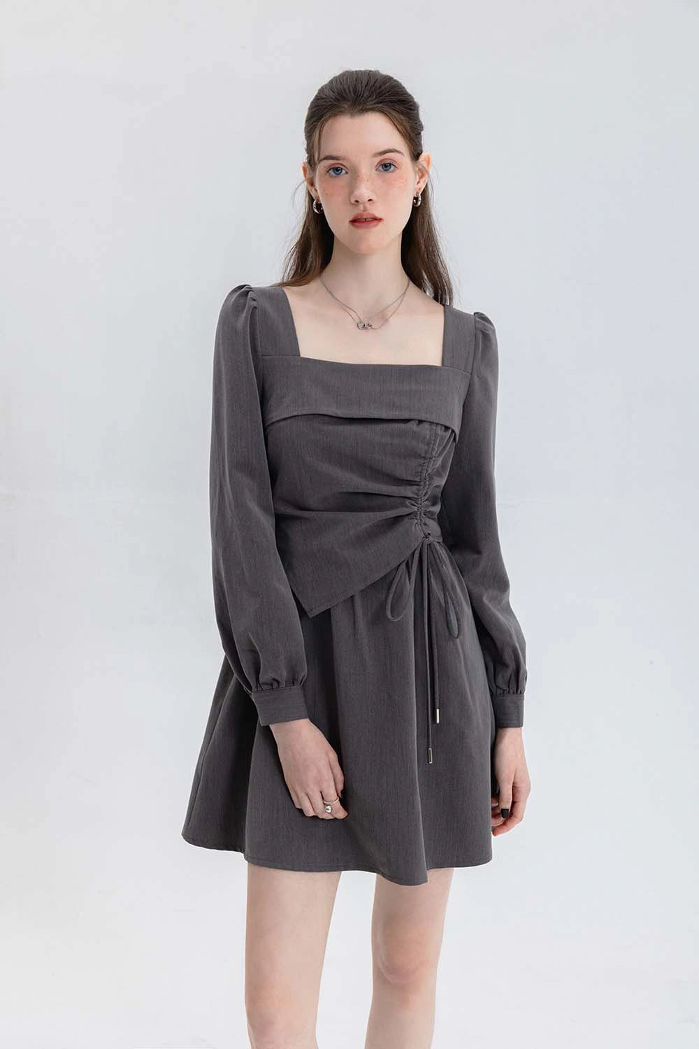 Robe à manches longues avec taille froncée et superposition de volants