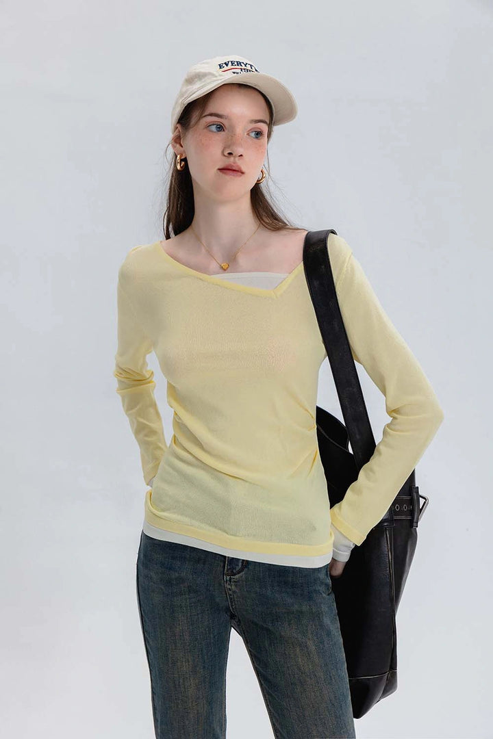 Top da donna in maglia arricciata con scollo asimmetrico