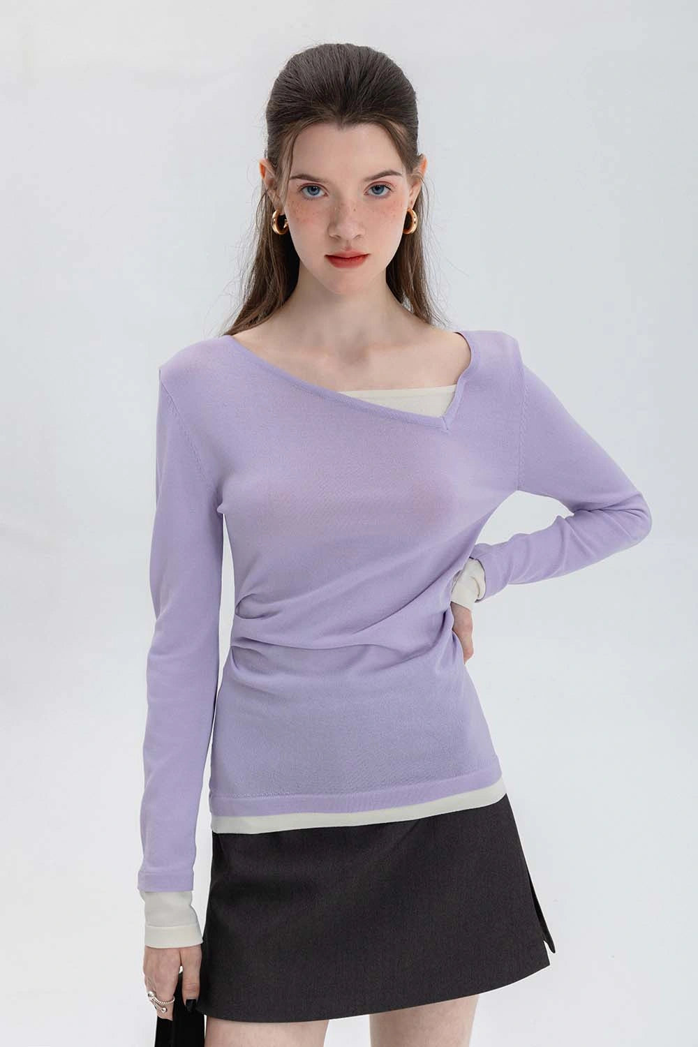 Top da donna in maglia arricciata con scollo asimmetrico