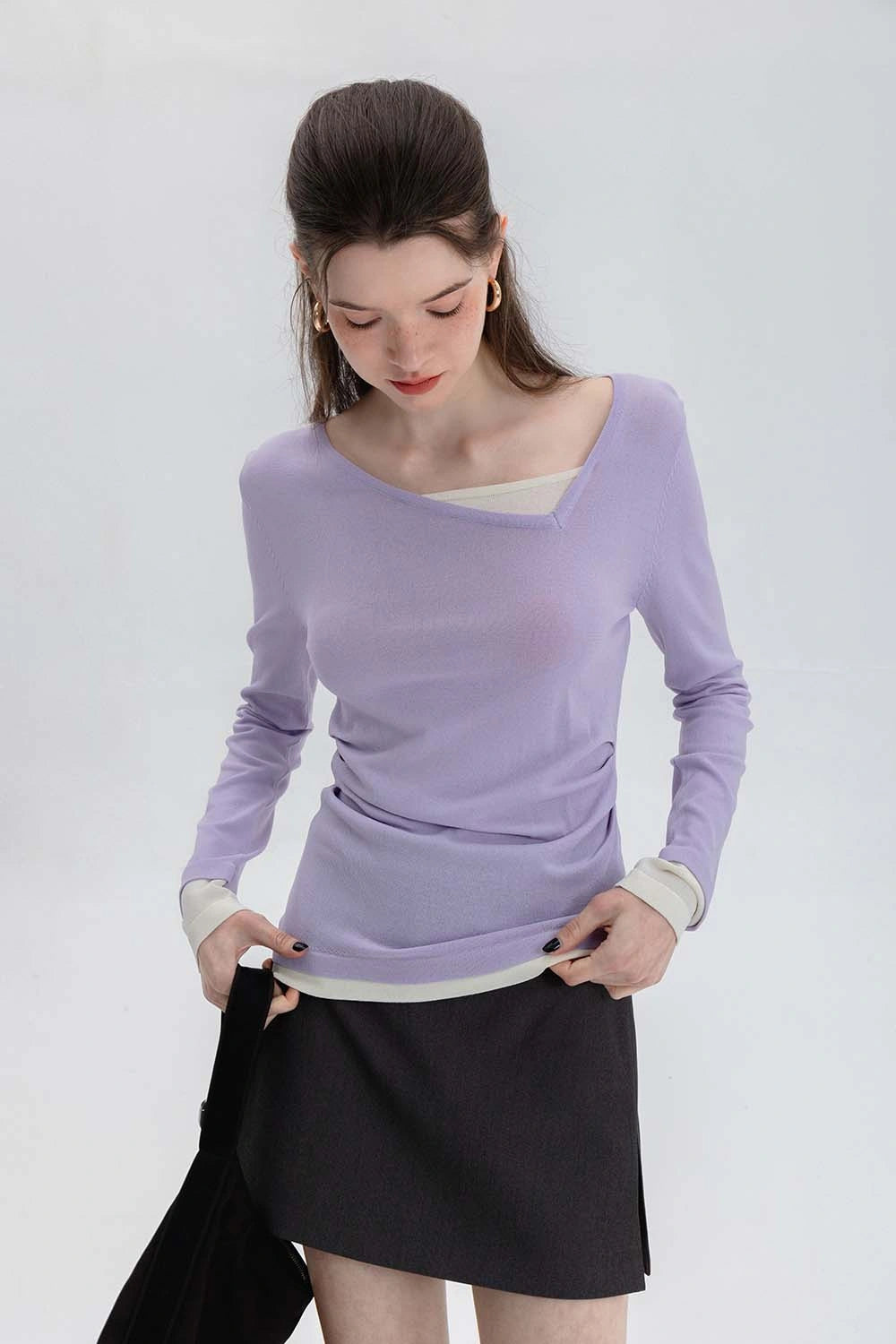 Top da donna in maglia arricciata con scollo asimmetrico