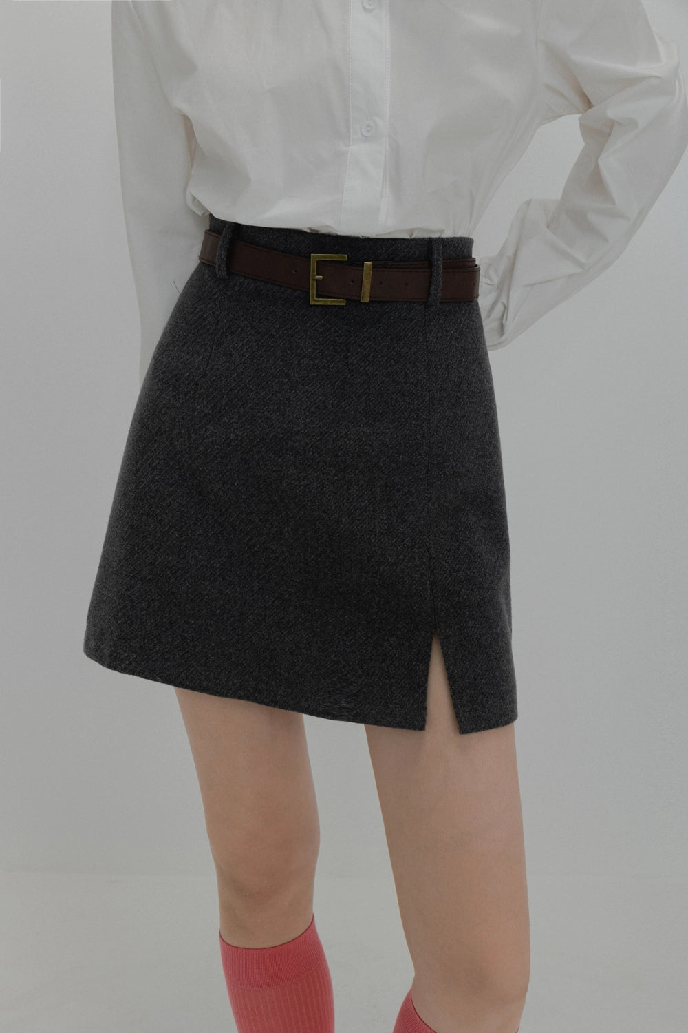 トレンディな女性の服装のためのベルト付きウエストが付いたモダンなミニ A ライン スカート