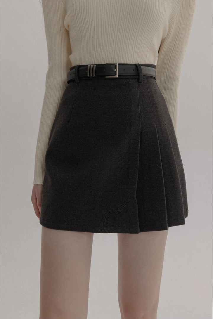 Chic Short Pleated Skirt with Cinched Belt Detail