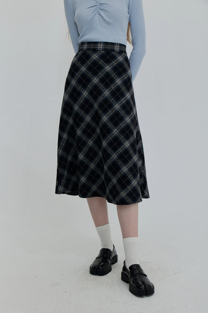 Skirt Midi A-Line Plaid dengan Labuh Flowy