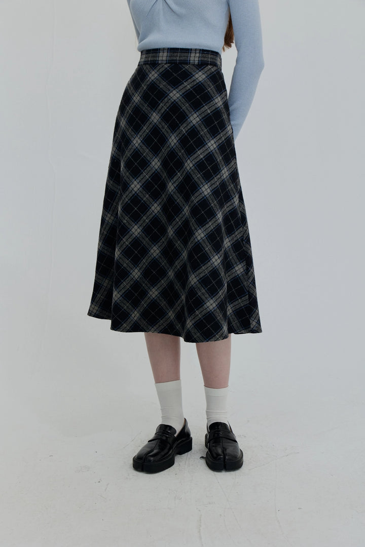 Skirt Midi A-Line Plaid dengan Labuh Flowy