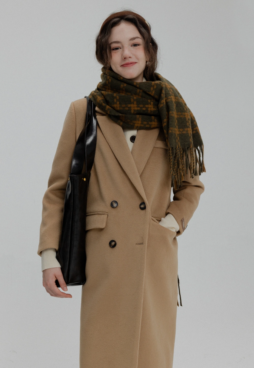 Manteau long femme marron à double boutonnage avec revers cranté et poches avant