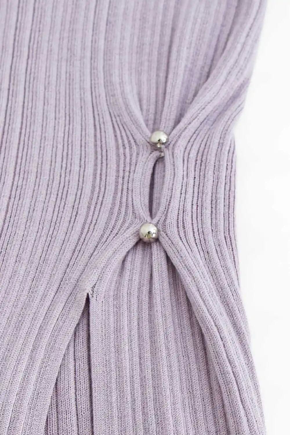 Chic Ribbed Knit Top with V-Neck and Side Buckle Detail