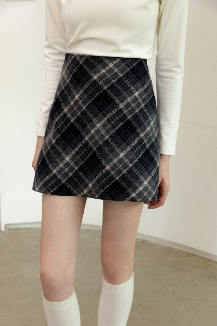 Classic Plaid Mini Skirt Versatile for Office and Casual Style