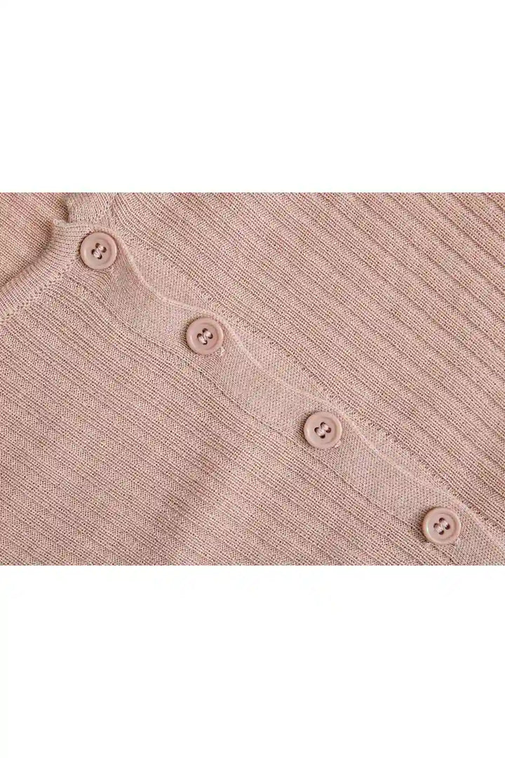 Cardigan corto minimalista con chiusura frontale con bottoni