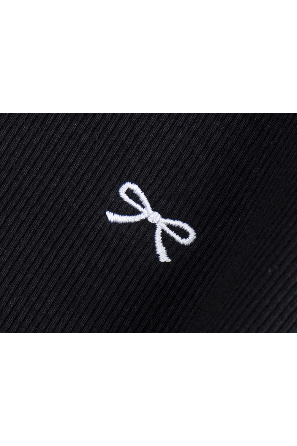 쁘띠 자수 디테일의 여성용 클래식 블랙 티셔츠 