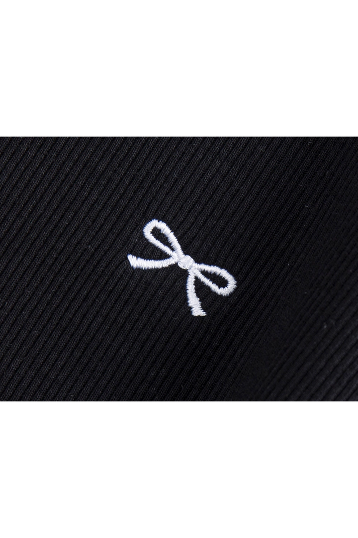 쁘띠 자수 디테일의 여성용 클래식 블랙 티셔츠 