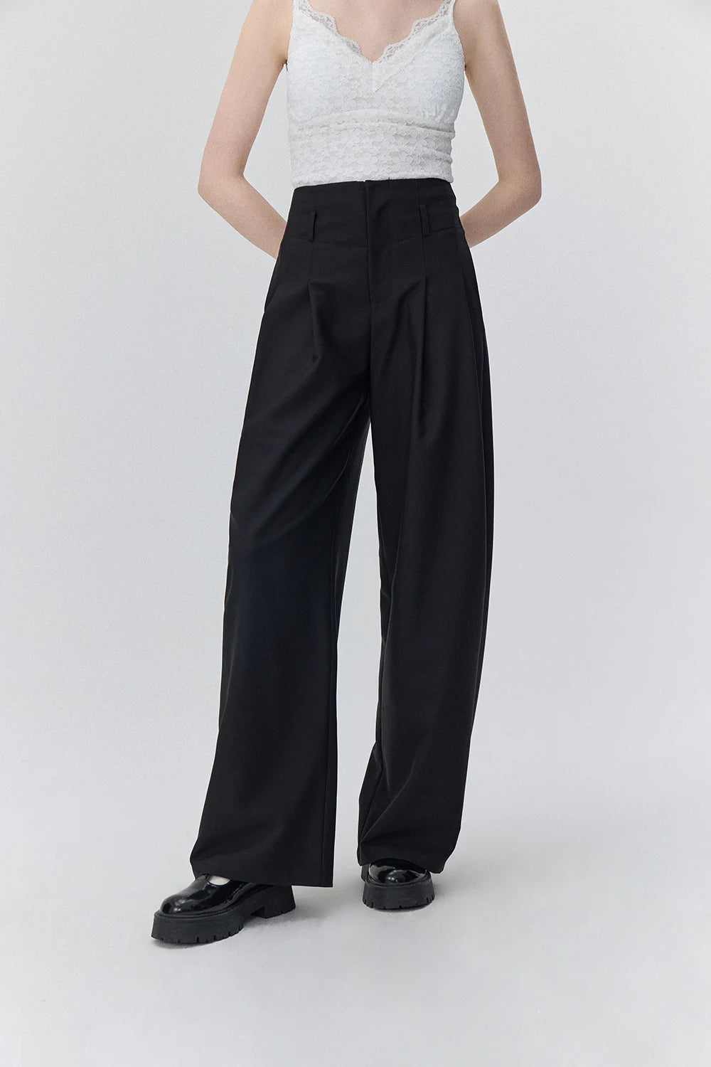 Pantalon large ajusté pour une silhouette intemporelle