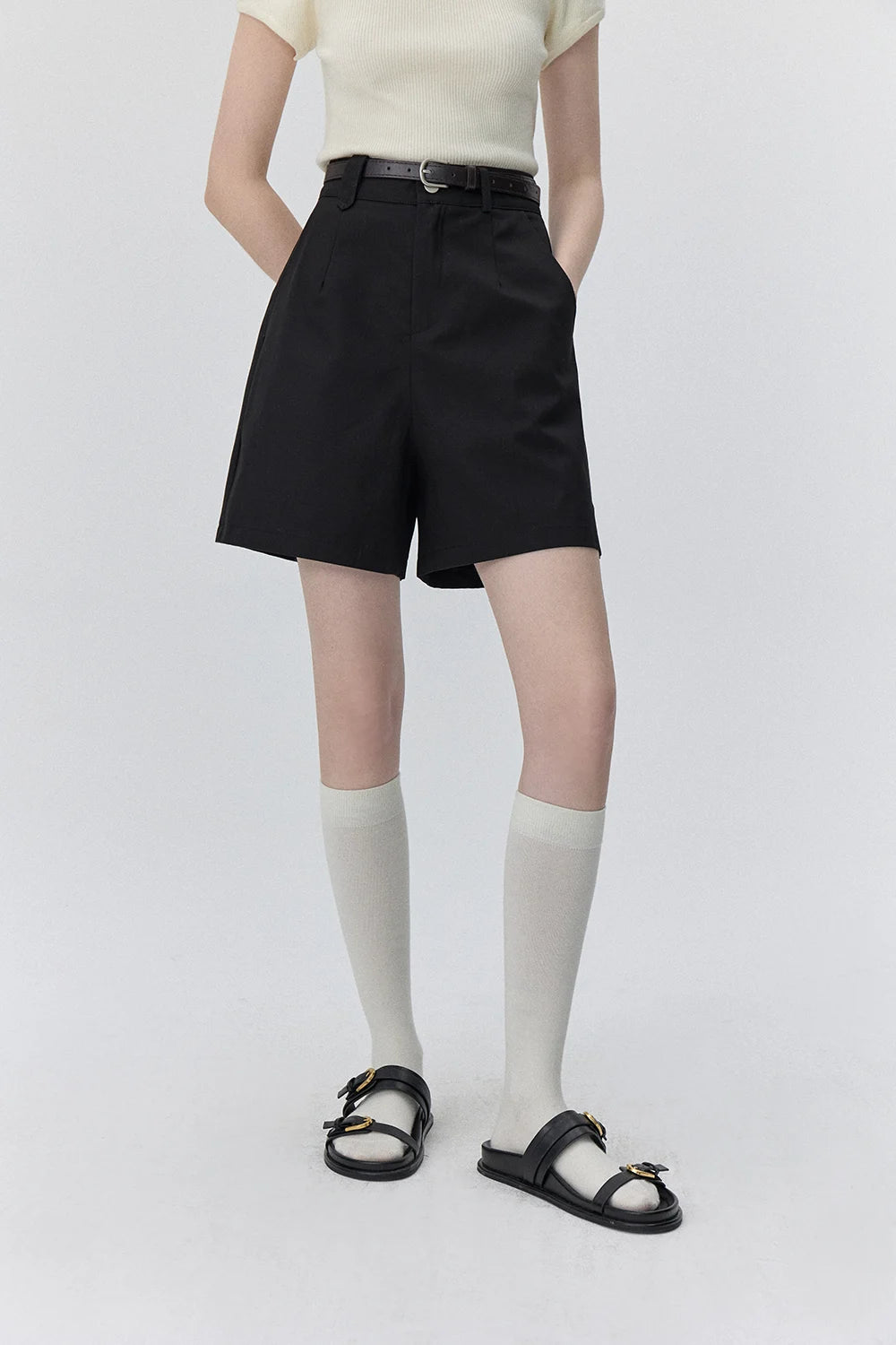 Moderne High-Waist-Shorts mit schlankem Gürtel – Urban Trendsetter