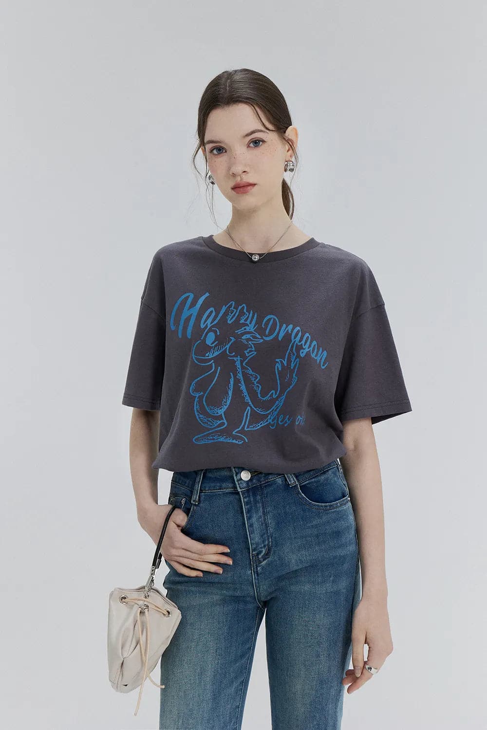 Cheerful Dragon Graphic Tee – Répandre le sourire et le style