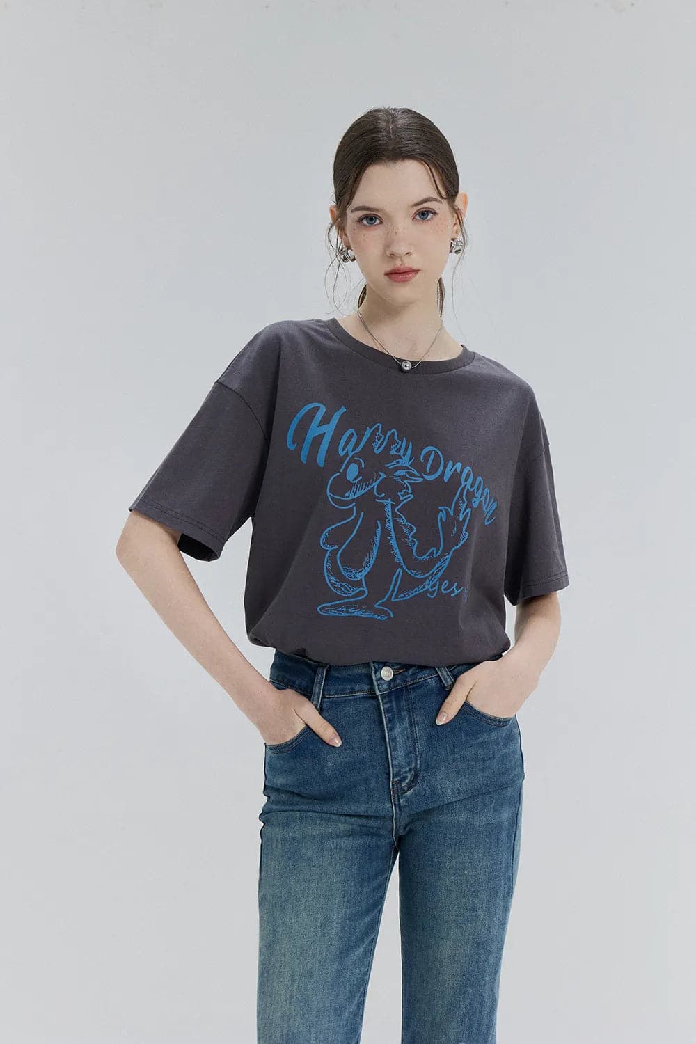 Cheerful Dragon Graphic Tee – Répandre le sourire et le style