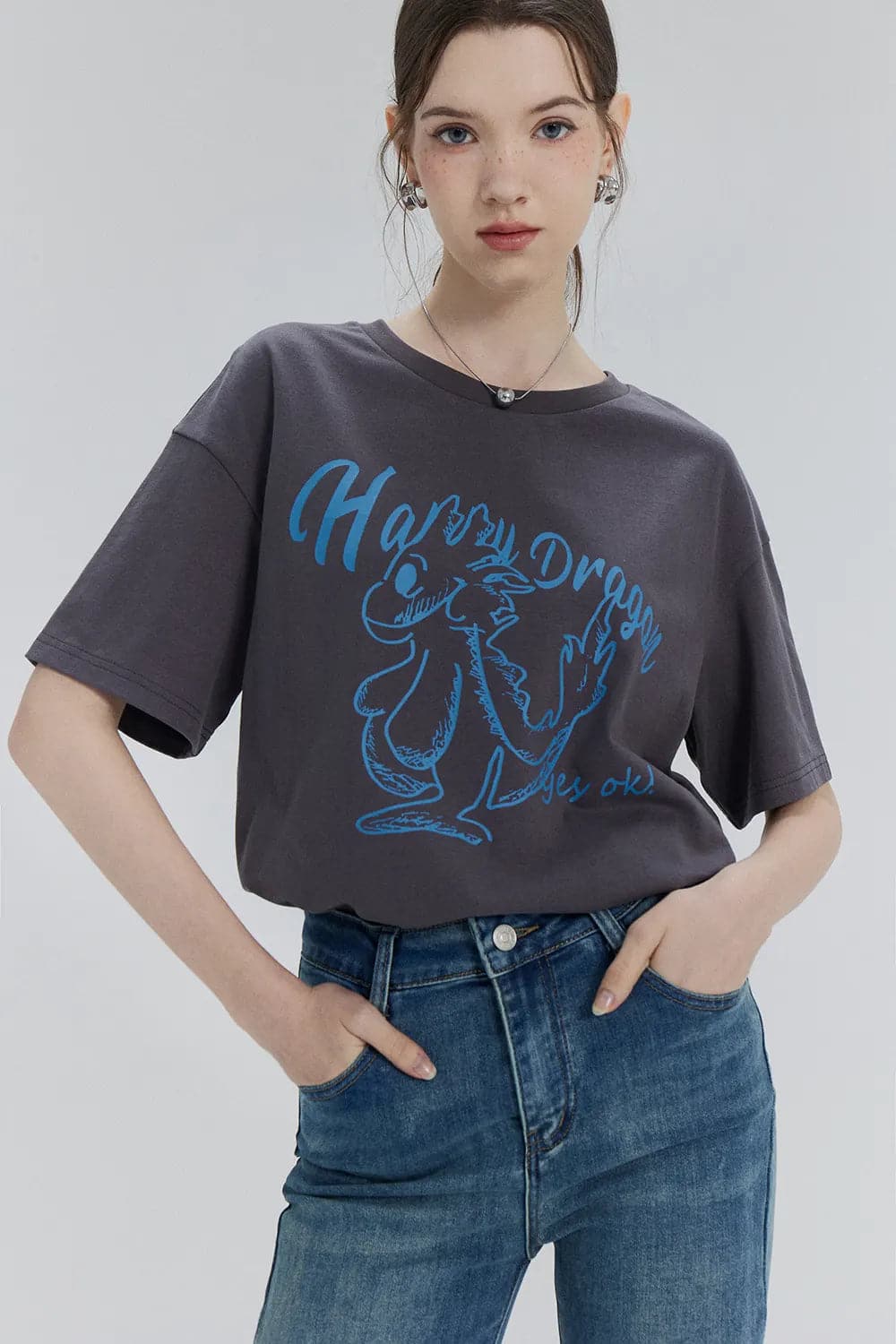 Cheerful Dragon Graphic Tee – Répandre le sourire et le style