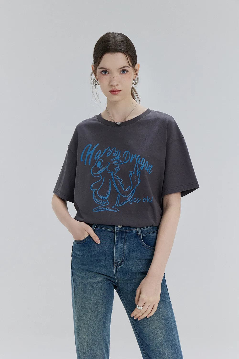 Cheerful Dragon Graphic Tee – Répandre le sourire et le style