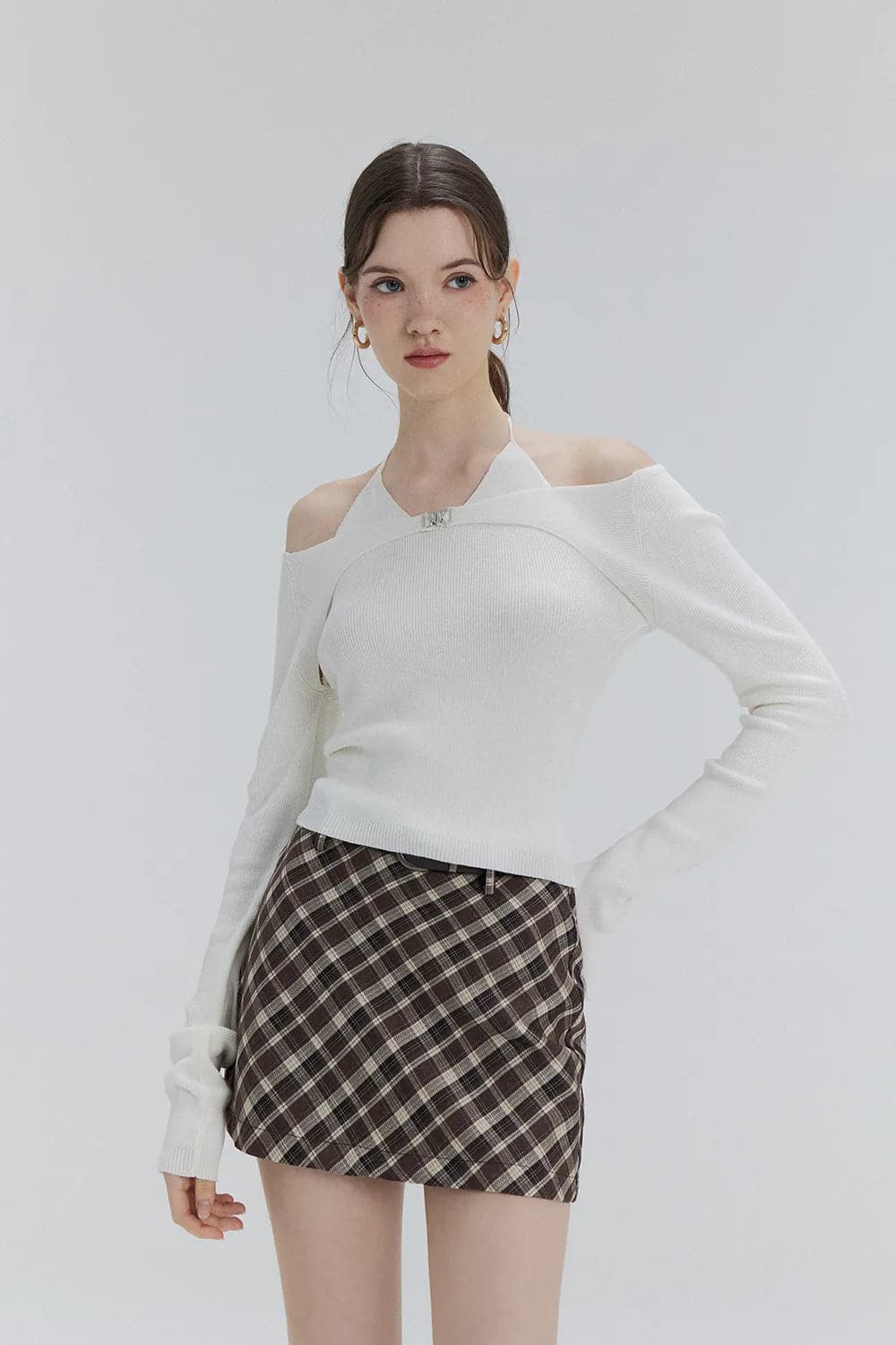 Chic Cut-Out Knit Top with Tie Detail – A Fresh Take on Casual Elegance