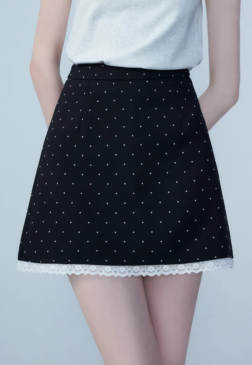 Skirt Mini A-Line Wanita dengan Corak Titik Polka dan Kemasan Renda