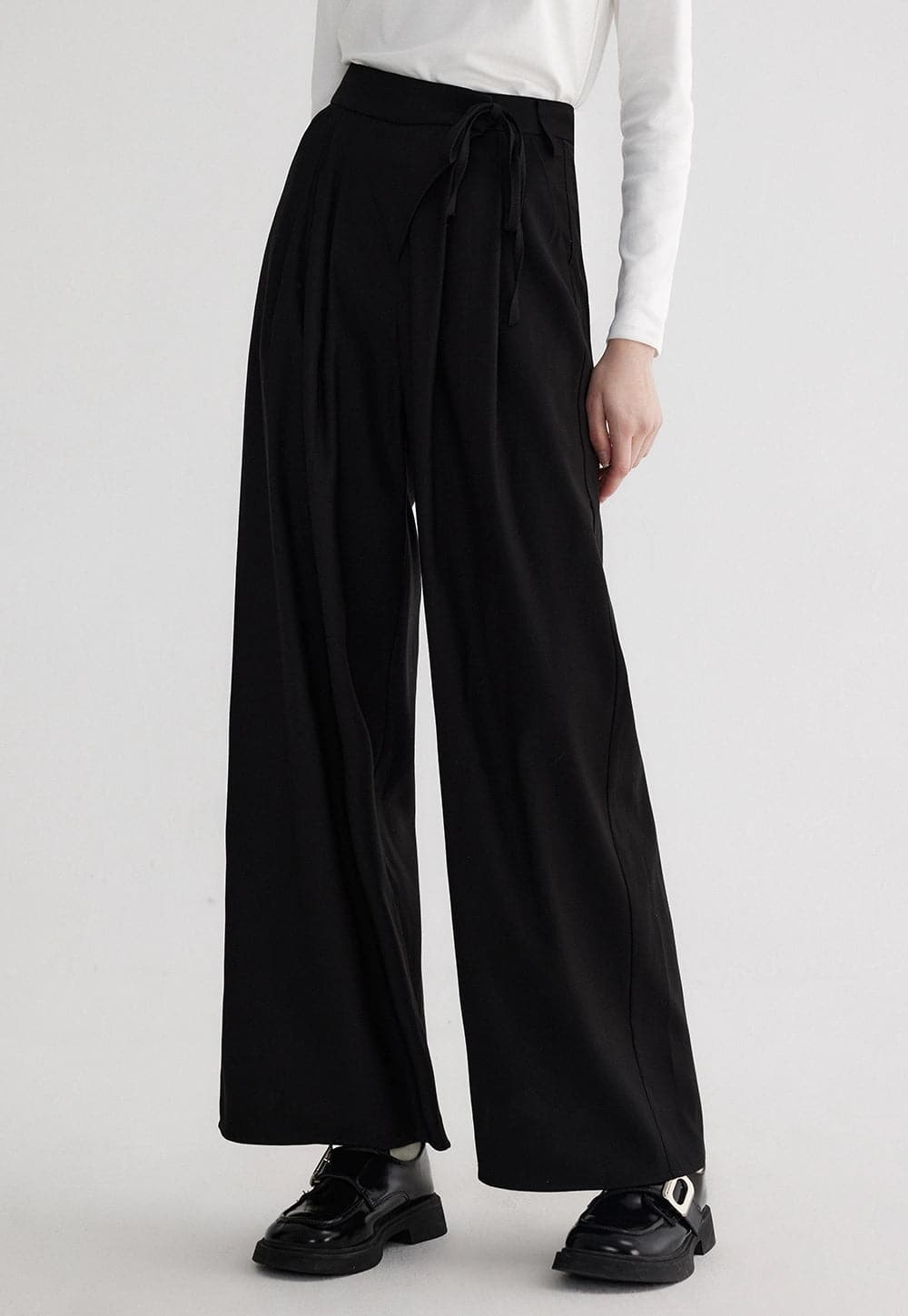 Elegant High Waist Wide-Leg Black Pants with Belt Detail - Stylish Design