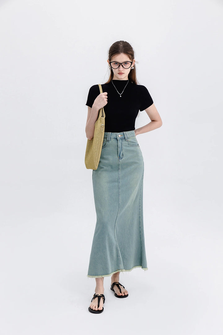 Trendy Denim Midi Skirt with Frayed Hem