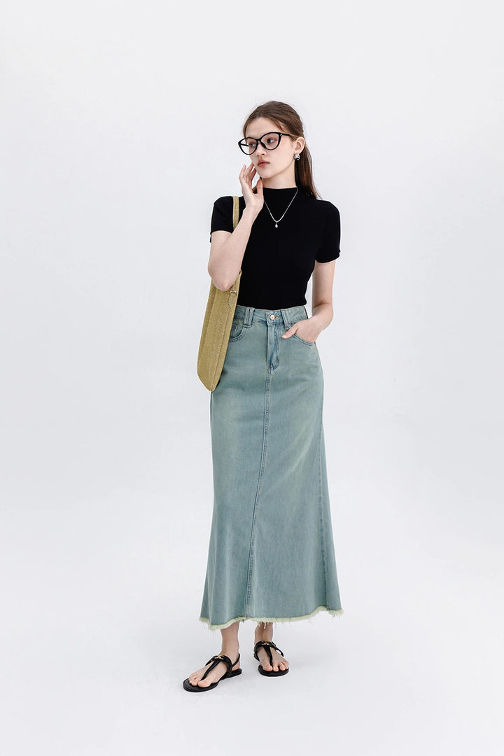 Trendy Denim Midi Skirt with Frayed Hem