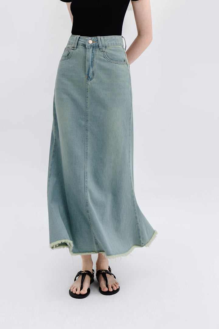 Trendy Denim Midi Skirt with Frayed Hem