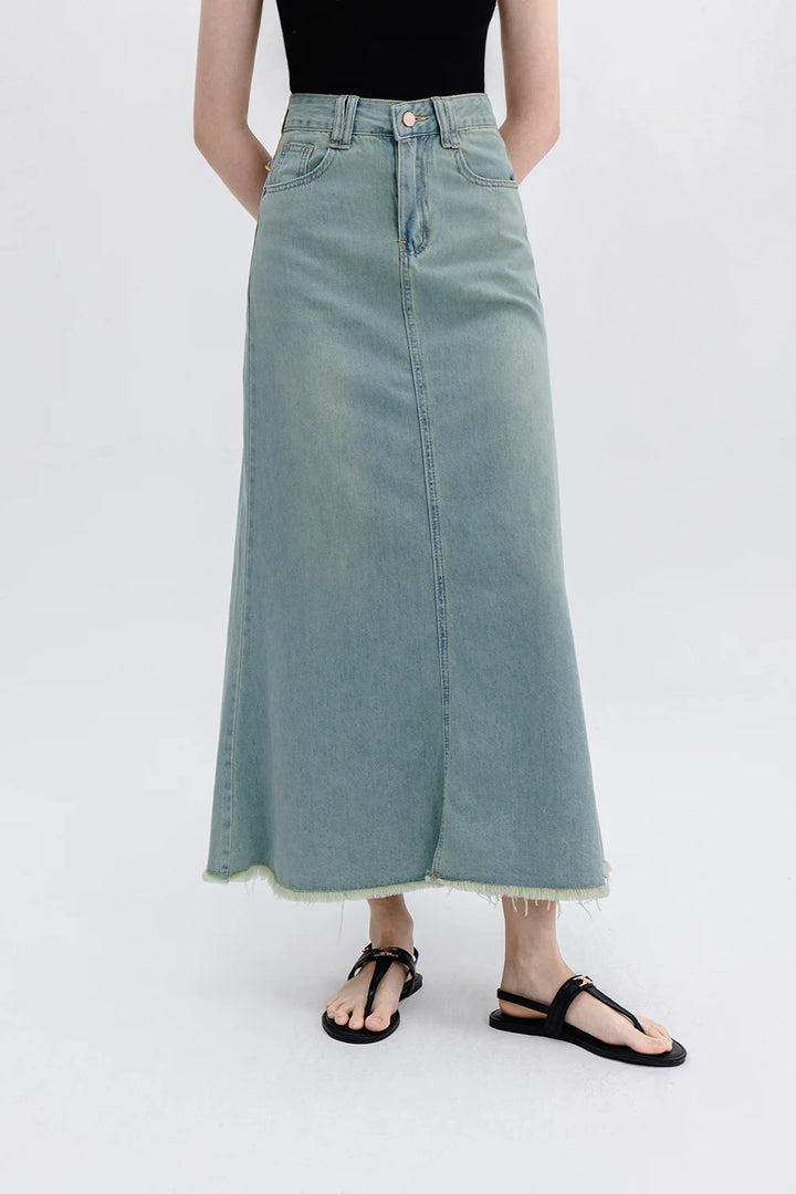 Trendy Denim Midi Skirt with Frayed Hem