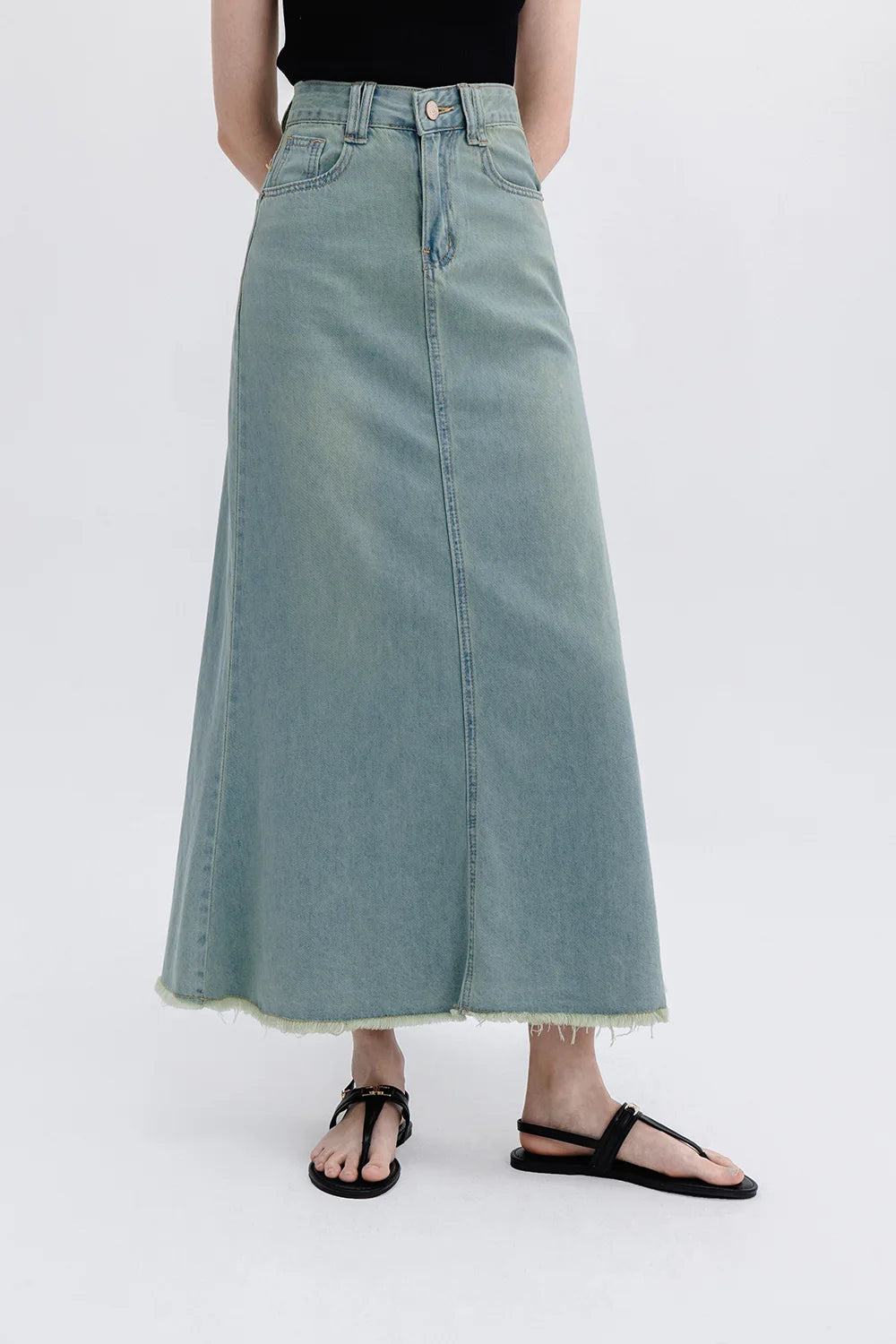 Trendy Denim Midi Skirt with Frayed Hem