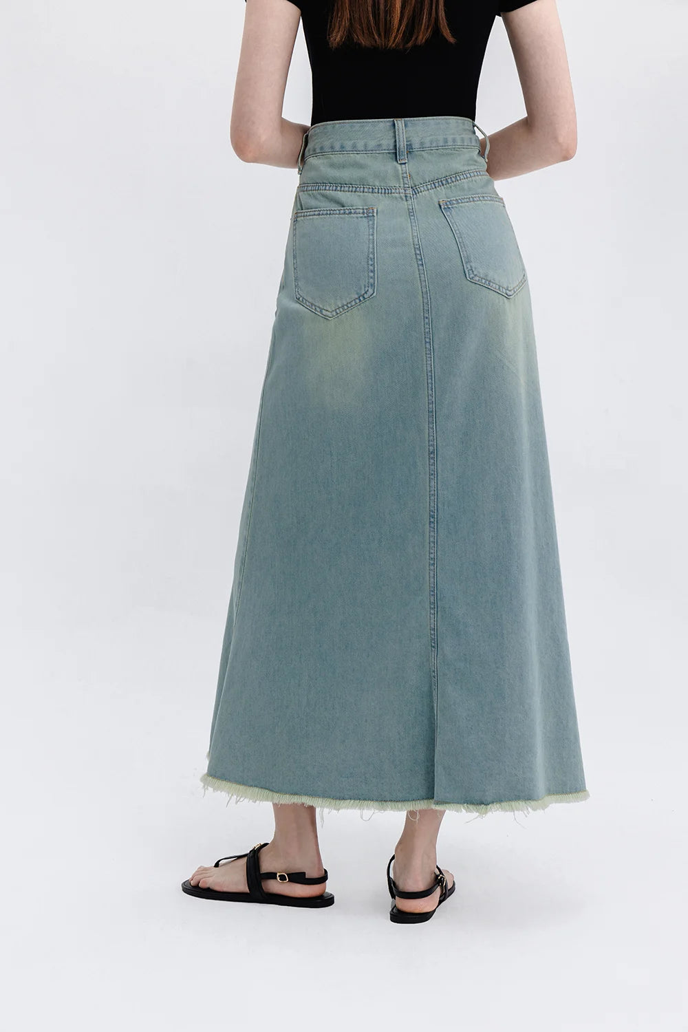 Trendy Denim Midi Skirt with Frayed Hem