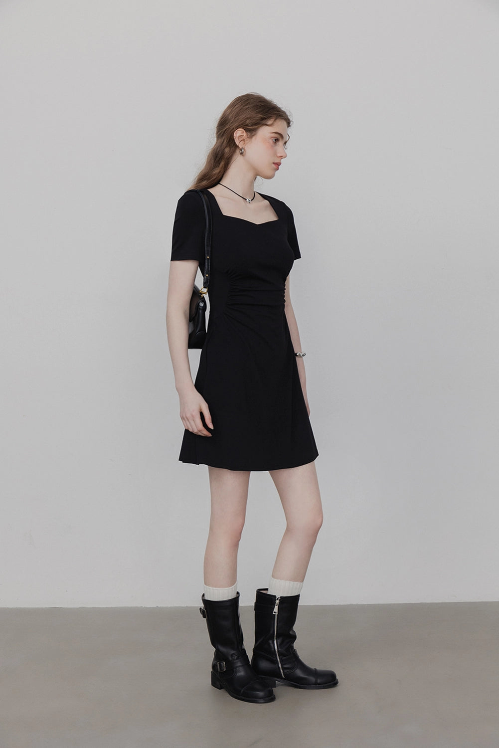 Vestido minimalista de manga corta para mujer