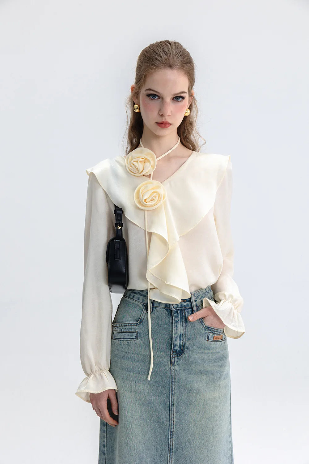 Blouse Ruffled Romantik dengan Aksen Pin Bunga